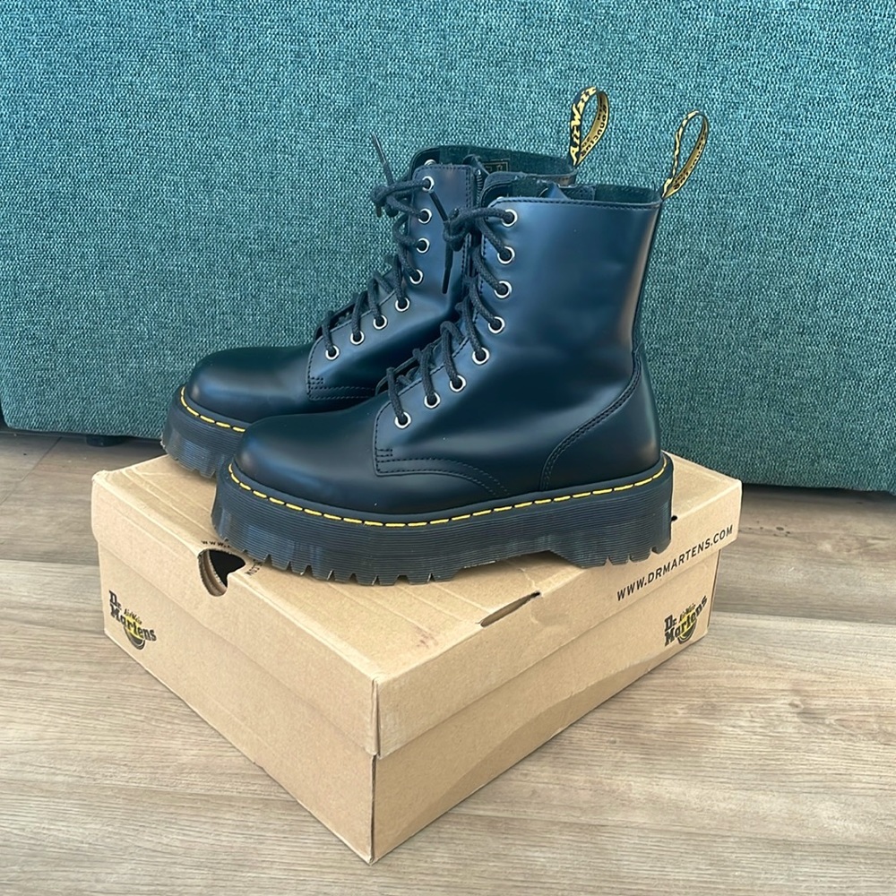 DR MARTENS, “Jadon Boot Smooth Leather Platforms” Size US 8 Ladies/US 7 Mens